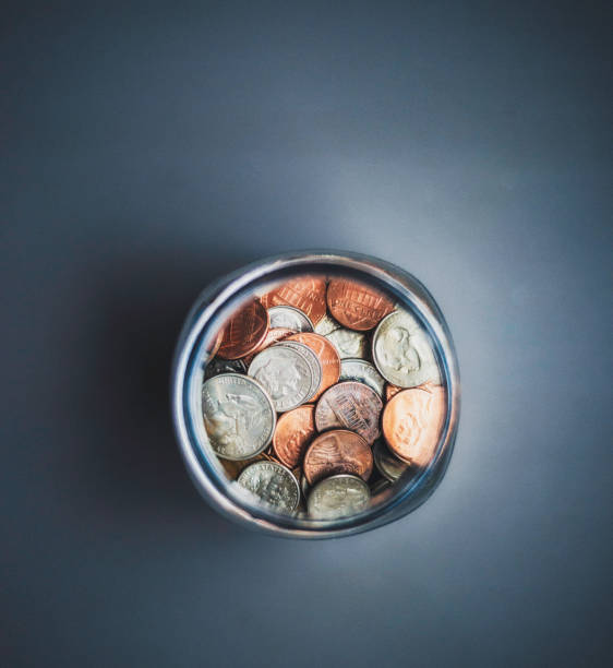 einsparungen-glas, die mit bargeld gefüllt - currency jar coin donation box stock-fotos und bilder