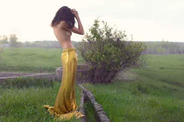 Modische schöne junge Frau mit Gewebe im Feld. Porträt der schönen jungen Dame, Kopie Raum Hintergrund – Foto