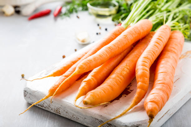 ingredienti per zuppa di carote - food healthy eating carrot table foto e immagini stock