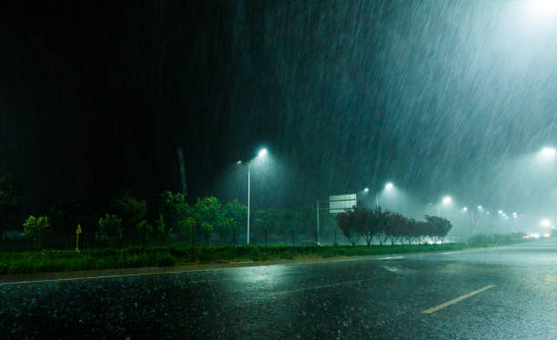 pluie de nuit - night wet road street photos et images de collection