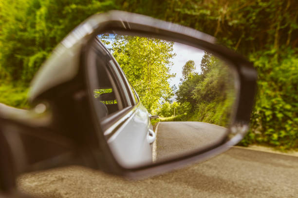 reflet de la route sur le miroir de voiture - car door flash photos et images de collection