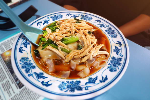 piatto locale di cibo di strada di singapore - tradizionale noodle di riso fritto mescolato con pollo in zuppa liscia densa (hor fun è il nome locale di questo piatto) - hokkien foto e immagini stock