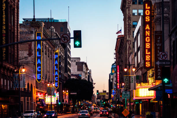 los angeles downtown bei nacht - traffic street city of los angeles los angeles county stock-fotos und bilder