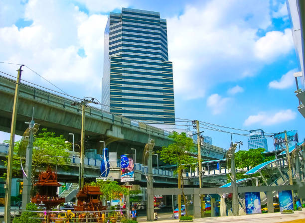 bangkok, thailand - june 30, 2008: the traffic at junction near the mbk shopping mall - mbk imagens e fotografias de stock