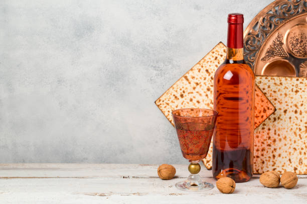 koncepcja świąt paschalnych z winem i matzoh na rustykalnym tle - passover matzo wine wine bottle zdjęcia i obrazy z banku zdjęć