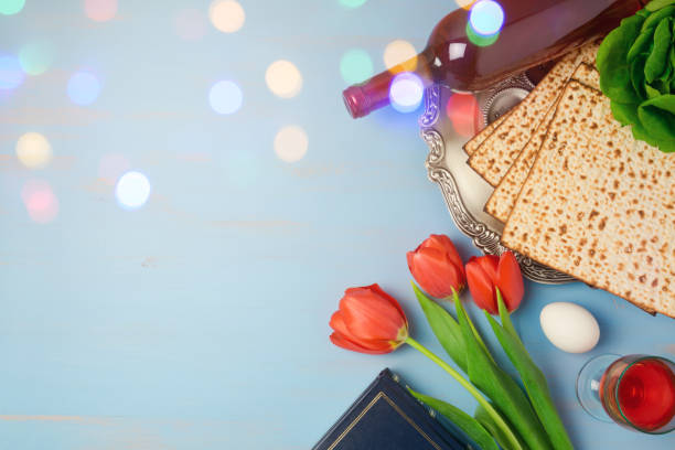 piatto in seder concept natalizio pasquale, matzoh e fiori di tulipano su sfondo legno con sovrapposizione bokeh. vista dall'alto dall'alto - matzo table blue horizontal foto e immagini stock