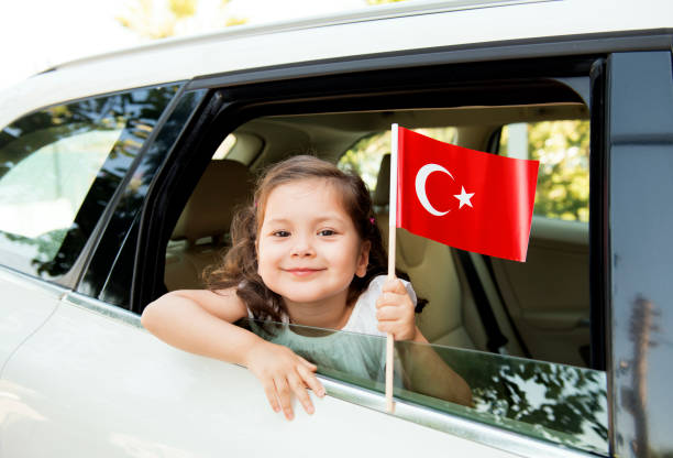 chica sosteniendo la bandera turca - turquia bandera fotografías e imágenes de stock