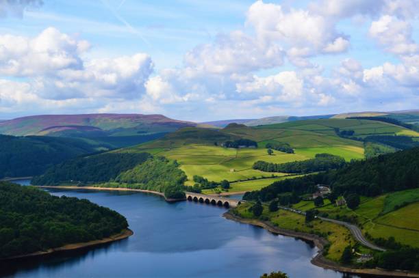 reservatório de ladybower. - parque nacional do peak district - fotografias e filmes do acervo