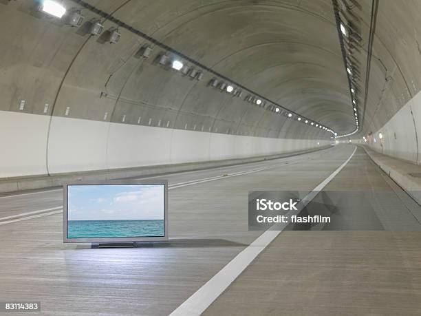 Flachbildfernseher In Den Tunnel Stockfoto und mehr Bilder von Fernseher - Fernseher, Futuristisch, Abwesenheit