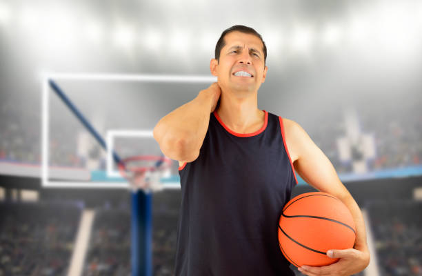 giocatore di basket con collo ferito - athlete coach basketball male foto e immagini stock