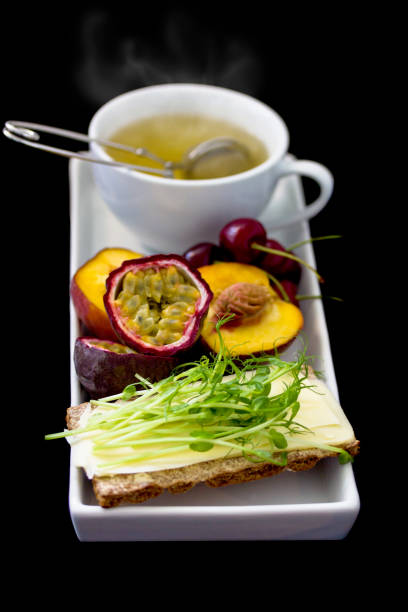 refrigerios saludables y frescos (pan fresco, frutas y té) - multi well trays fotografías e imágenes de stock