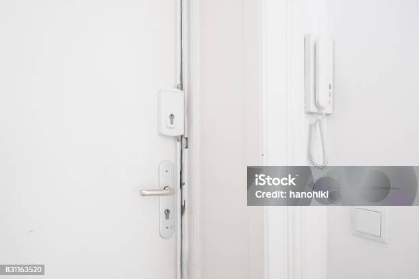 Metall Türgriff Mit Schlüssel Auf Weiße Tür Stockfoto und mehr Bilder von  Türklinke - Türklinke, Tür, Drehknopf - iStock