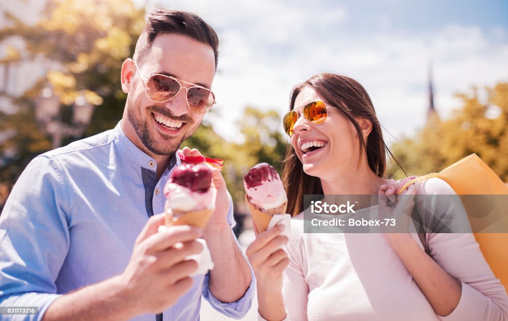 Tiempo de compras. Hermosa pareja de compras. Consumismo, compras, concepto de estilo de vida - Foto de stock de Helado - Comida dulce congelada libre de derechos