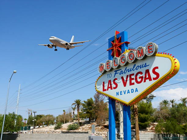 到着の飛行機でラスベガスのサインへようこそ - welcome to fabulous las vegas sign 写真 ストックフォトと画像