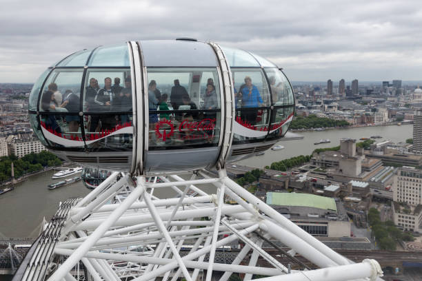 キャビン ロンドン ・ アイと空中写真で観光客はロンドン、イングランドを見る - london england thames river millennium wheel aerial view ストックフォトと画像