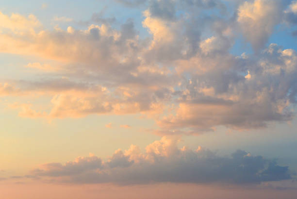 feuriges orange sunset himmel. schöne wolken. - sunset dusk stock-fotos und bilder