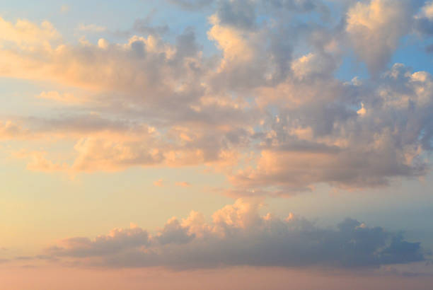 cielo al tramonto arancione infuocato. bellissime nuvole. - cloud cumulus cloud cloudscape sky foto e immagini stock