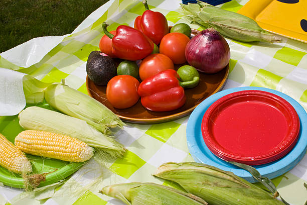 comidas en la mesa de picnic - warnock fotografías e imágenes de stock