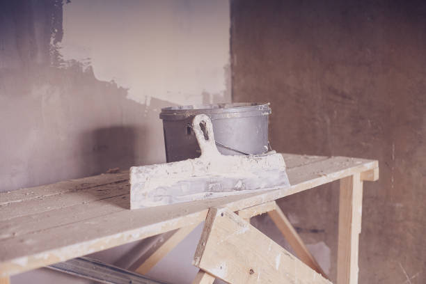 istock Set of plaster trowel tool, spatula and bucket. 831203684