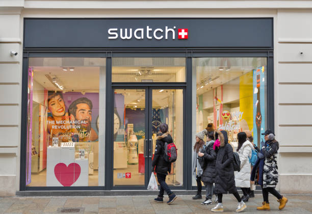 swatch store rue florianska à cracovie, en pologne. - florianska street photos et images de collection