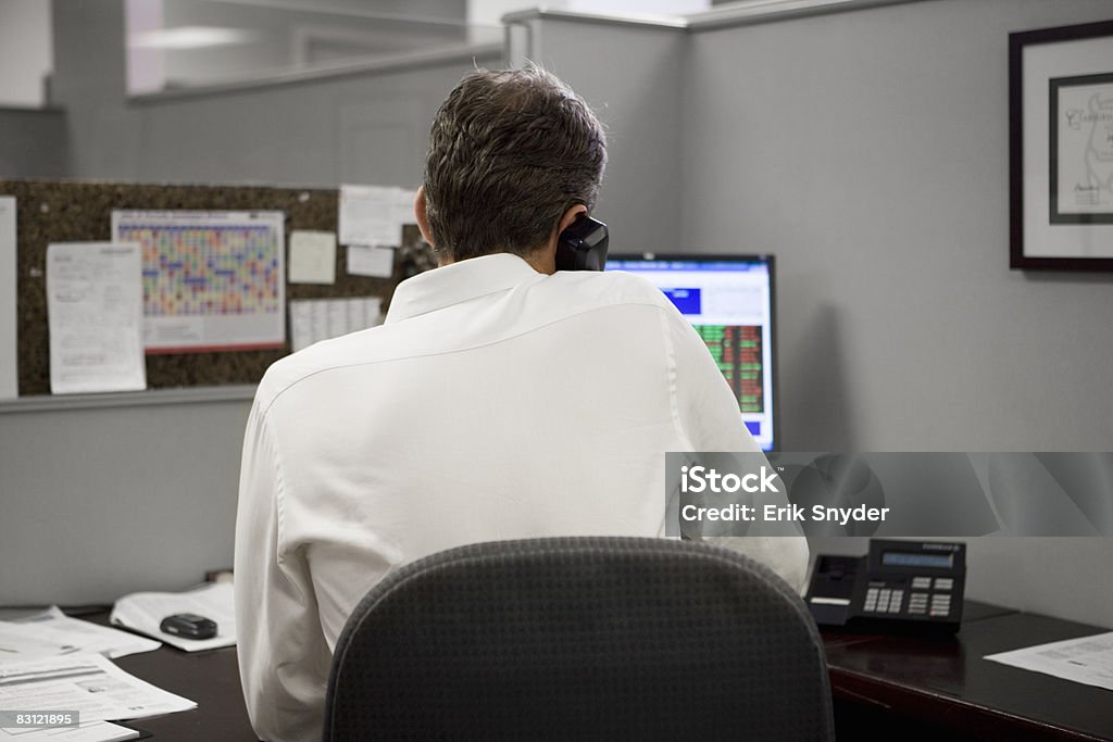 Hombre de oficina en el teléfono - Foto de stock de Vista posterior libre de derechos