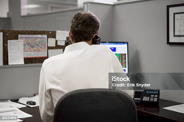 Hombre De Oficina En El Teléfono Foto de stock y más banco de imágenes de Vista posterior - Vista posterior, Usar el teléfono, Oficina