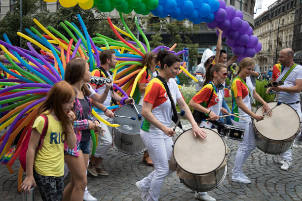 personas que participan en el orgullo de praga - un gran orgullo gay y lésbico - parade music music festival town fotografías e imágenes de stock