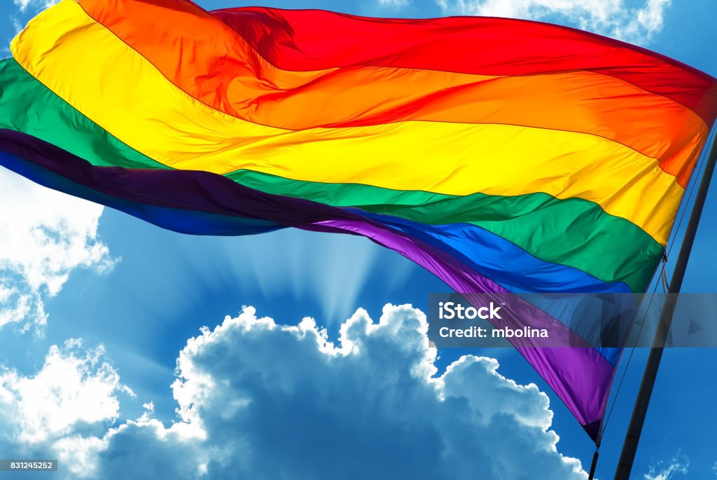 Drapeau arc en ciel sur fond de ciel nuageux - Photo de Pride - Événement LGBTQI libre de droits