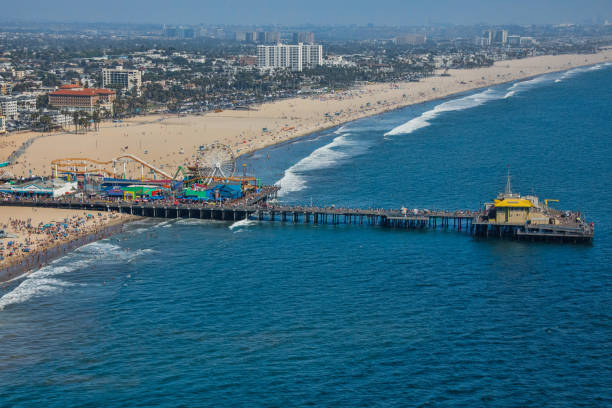 widok na ptaka los angeles - santa monica beach santa monica pier malibu california zdjęcia i obrazy z banku zdjęć