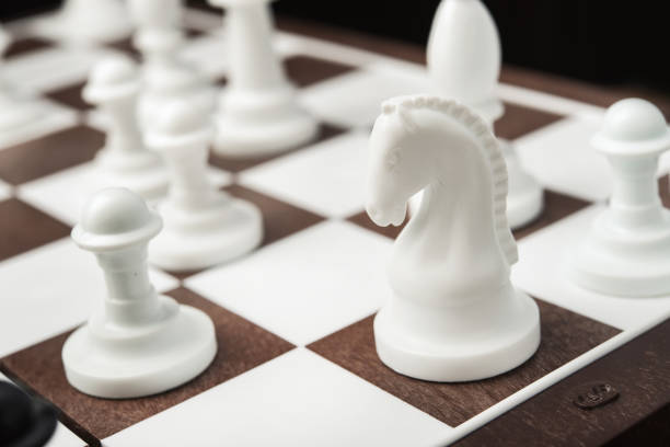 szachista na szachownicy - intelligence set armed forces competitive sport zdjęcia i obrazy z banku zdjęć