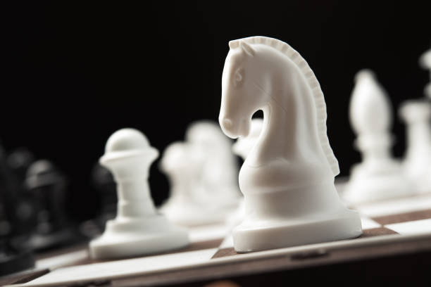 szachista na szachownicy - intelligence set armed forces competitive sport zdjęcia i obrazy z banku zdjęć