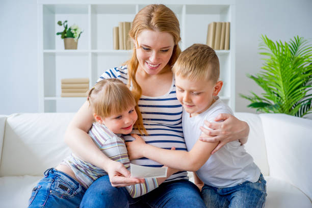 istock Family with pregnant mother 831288074