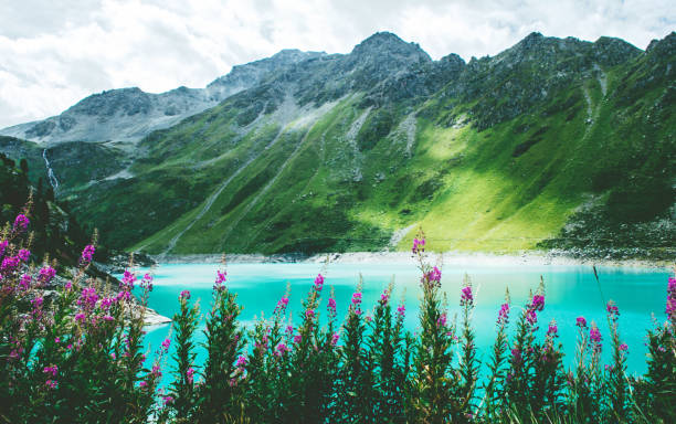 lago de la majestuosa montaña en suiza. - aletsch glacier fotografías e imágenes de stock