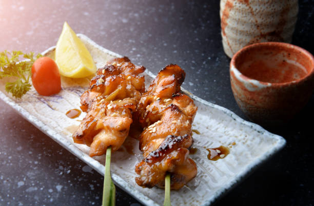 japanische hähnchengrill oder yakitori. - sake nigiri stock-fotos und bilder