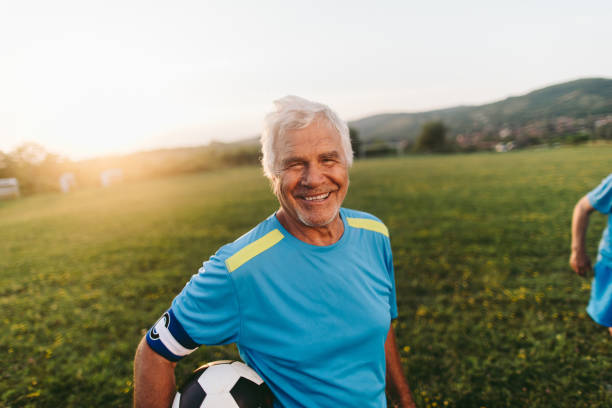 porträt des lächelns, senior fußballspieler und-trainer - soccer player soccer men smiling stock-fotos und bilder