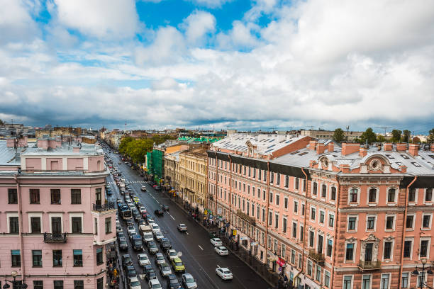 saint petersburg, nevsky prospect vue de dessus de toit, en ville, vieille ville de saint-pétersbourg - nevsky prospekt photos et images de collection