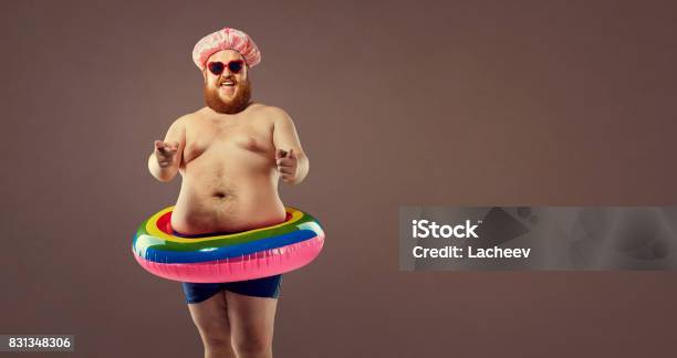 Hombre Gordo Gracioso En Un Anillo Inflable Foto de stock y más banco de imágenes de Humor - Humor, Hombres, Raro