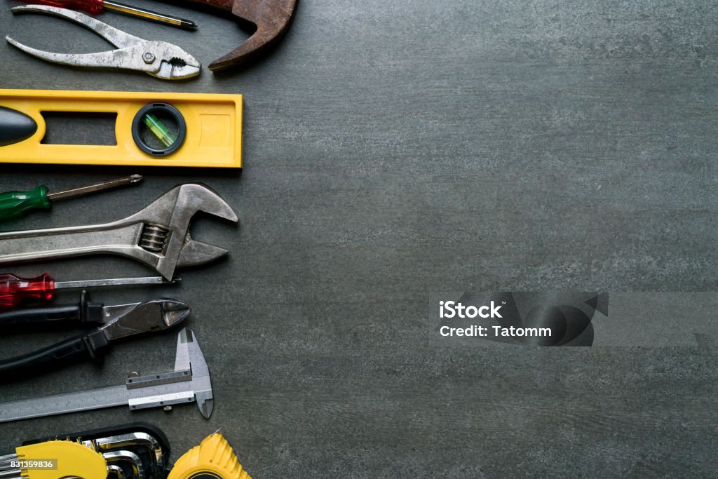 Vecchi strumenti su sfondo nero - Foto stock royalty-free di Attrezzi da lavoro