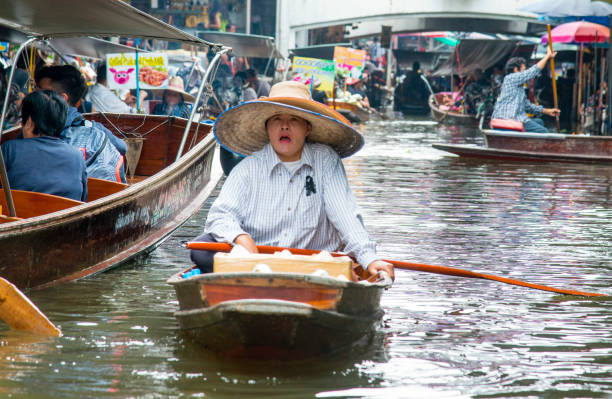 schwimmender markt, bangkok, thailand - stand up paddling stock-fotos und bilder