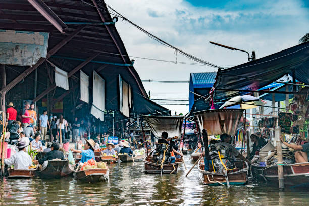 schwimmender markt, bangkok, thailand - stand up paddling stock-fotos und bilder