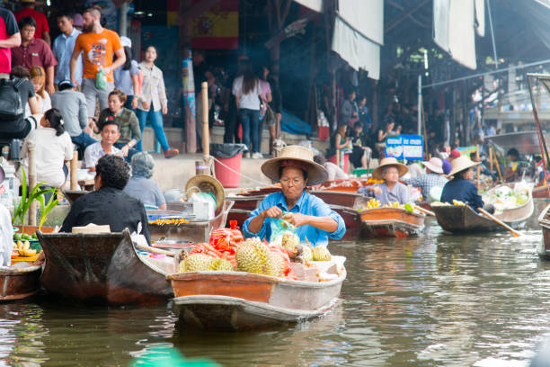 schwimmender markt, bangkok, thailand - stand up paddling stock-fotos und bilder