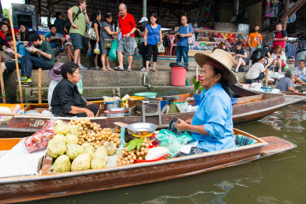 schwimmender markt, bangkok, thailand - stand up paddling stock-fotos und bilder