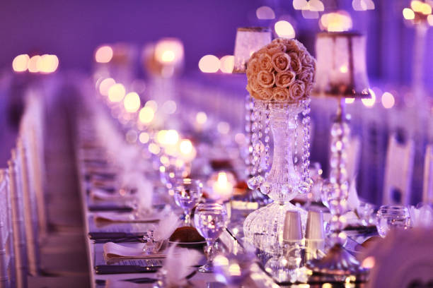 configuração de tabela em uma recepção de casamento de luxo - hotel hotel reception flower flower arrangement - fotografias e filmes do acervo