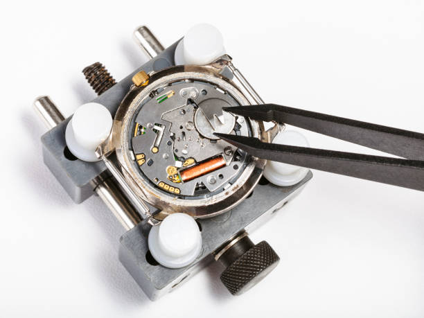 batteria sostitutiva in orologio al quarzo con pinzette - watch maker work tool repairing watch foto e immagini stock