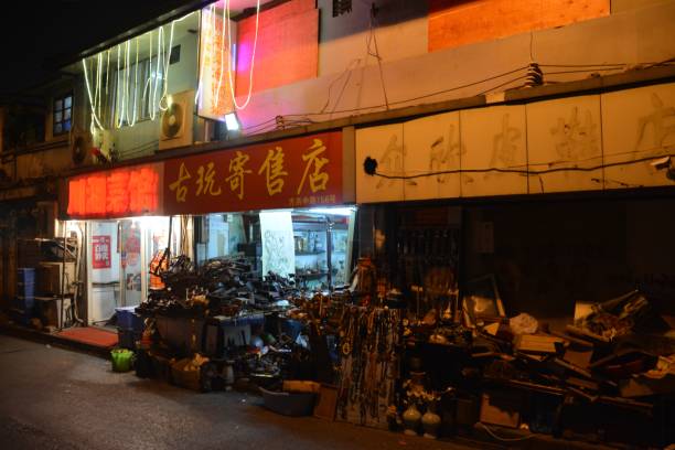 szanghaj stare miasto nocą, ulica fang bang, dzielnica huangpu, chiny - commercial sign street light illuminated lighting equipment zdjęcia i obrazy z banku zdjęć