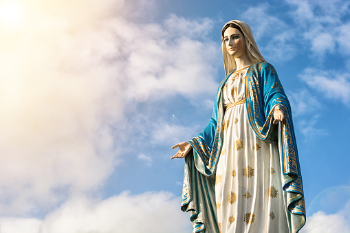 Estatua de Virgen María con el fondo de cielo bonito photo