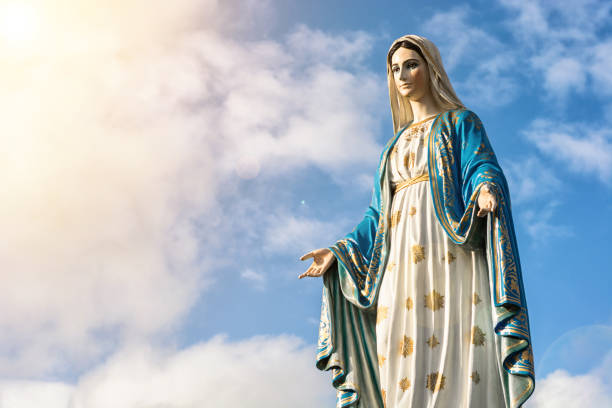 statua della vergine maria con bel sfondo del cielo - virigin foto e immagini stock