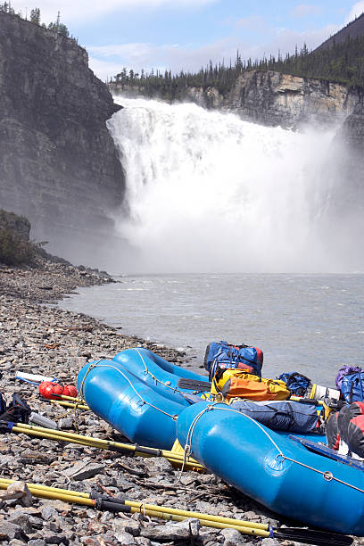 rafts ashore near waterfall - chutes virginia photos et images de collection
