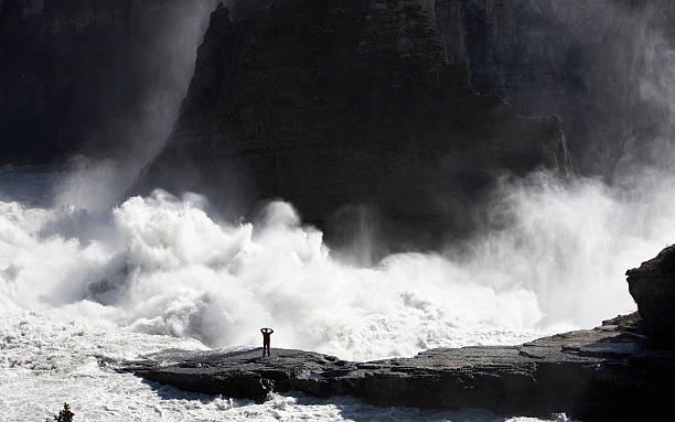 man near bottom of waterfall - chutes virginia photos et images de collection