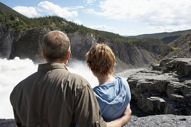 couple looking at waterfall - chutes virginia photos et images de collection